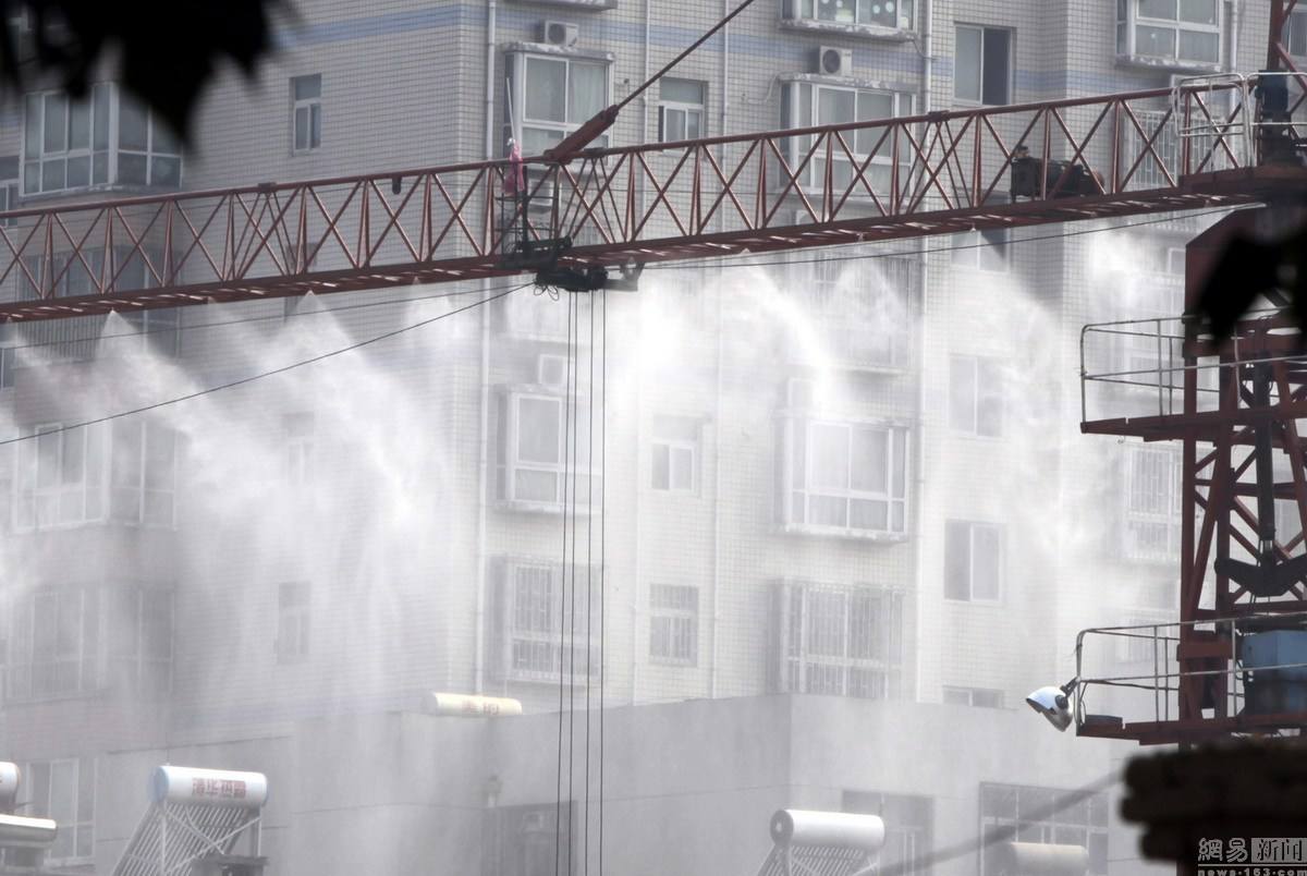 工地?fù)P塵施工被叫停？炎炎夏日工地除塵降溫這臺(tái)環(huán)保設(shè)備必不可少